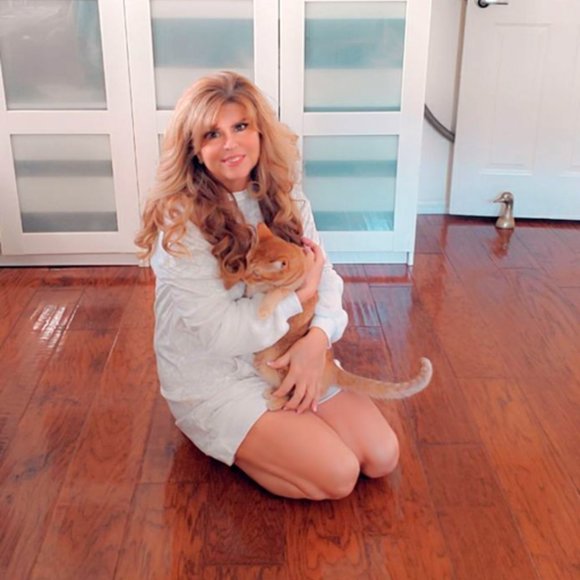 🦋Meet your Posh Seller, Sharon: Make an offer! - Picture 6 of 11